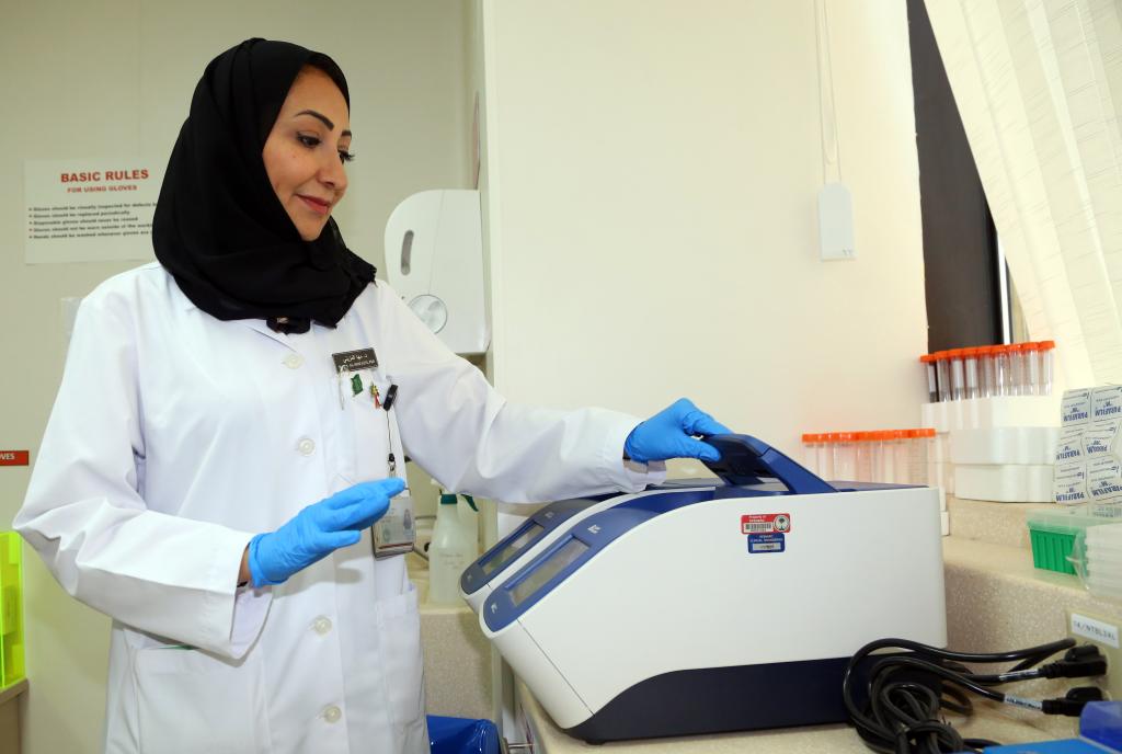 الدكتورة مها داخل أول معمل متخصص في نقص المناعة المكتسبة الإيدز