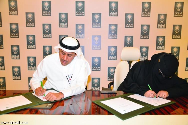 افتتاح دورات تدريبية مجاني لتعليم النساء على النجارة