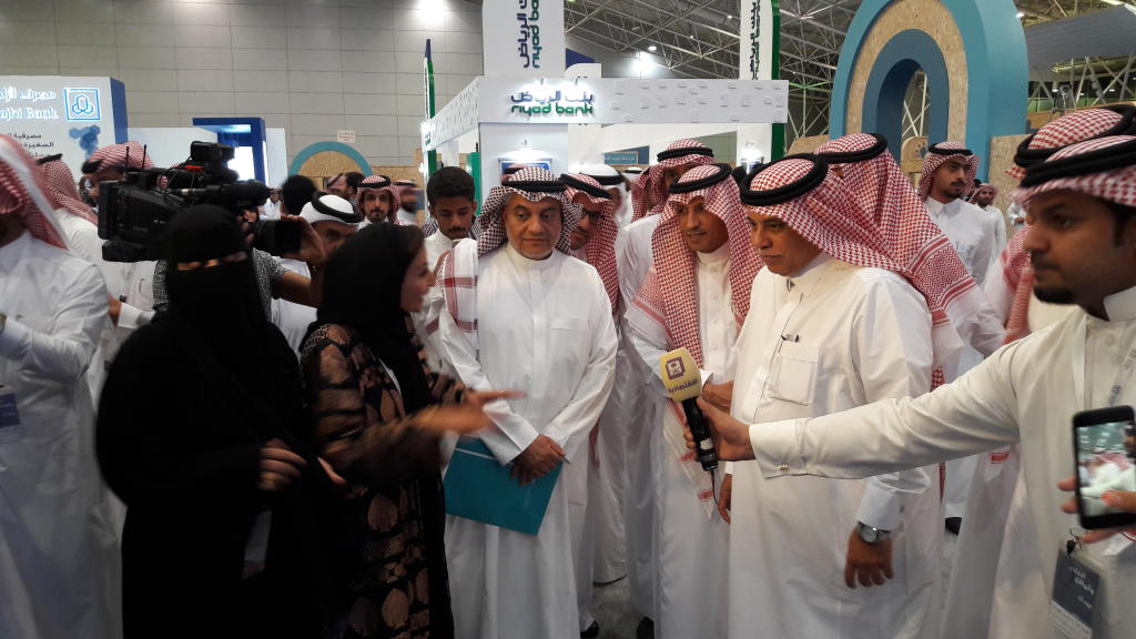 نجاح المتدربات في أعمال النجارة