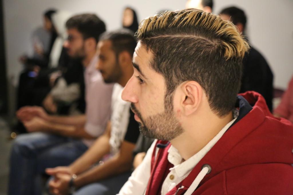 عبد الله العرابي مشرف المجلس السينمائي بأحد المقاهي الثقافية