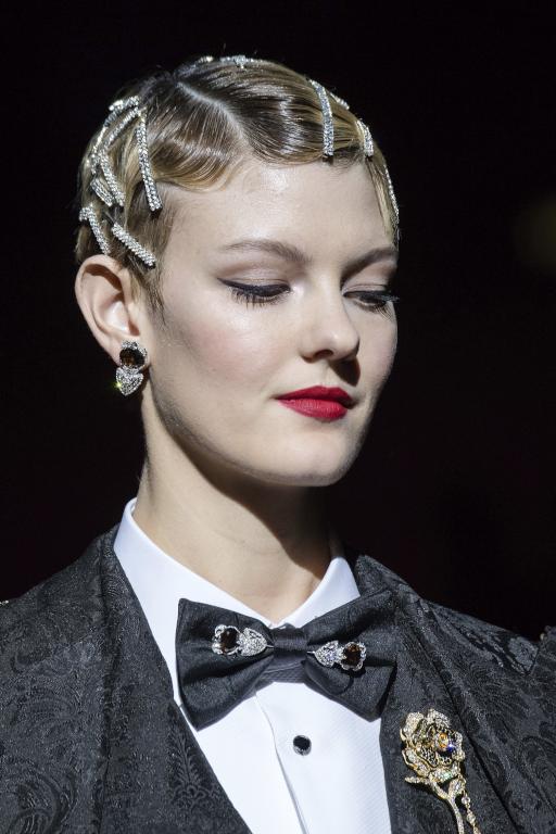 10.	تسريحة البيكسي مع الدبابيس من Dolce & Gabbana