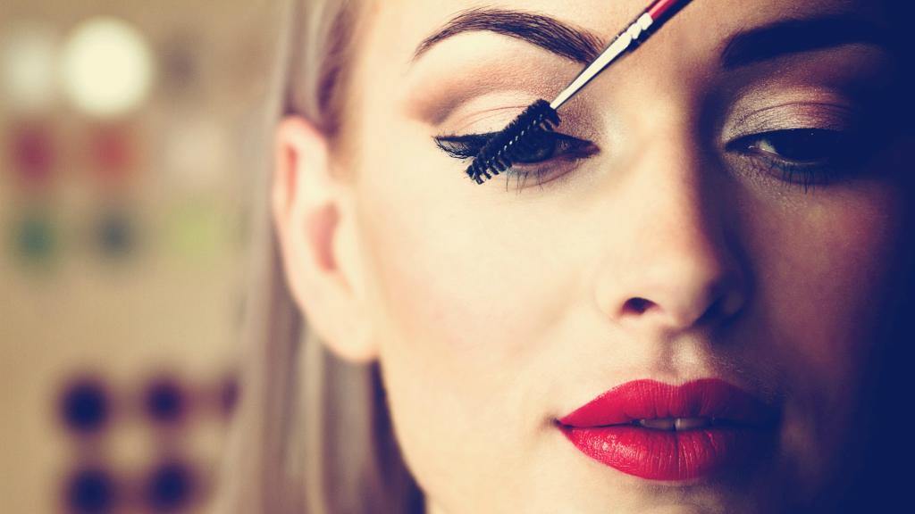 احرصي على مسح الماسكرا الفائضة بمنديل وبحركات هادئة