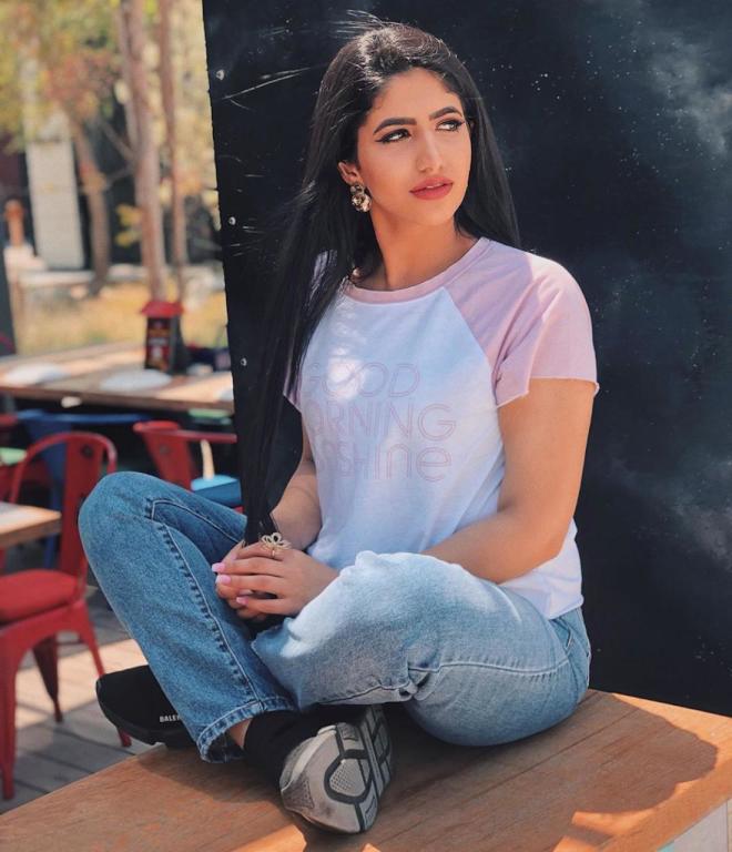 أزياء باللون الأبيض من وحي نور ستار