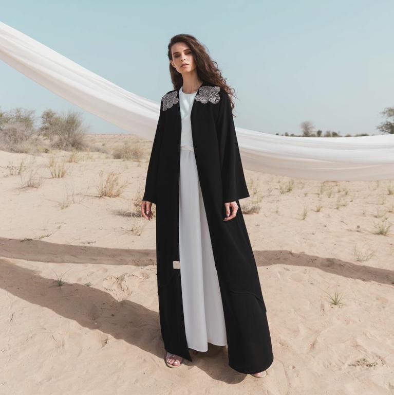 عبايات سوداء مطرزة عند الأكتاف