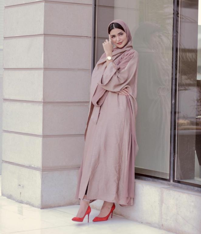 عبايات ملونة