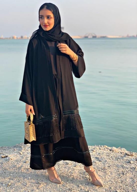 عبايات سوداء