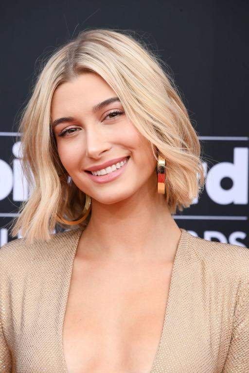 الشعر الكاريه الأشقر مع فرق المنتصف على طريقة Hailey Baldwin