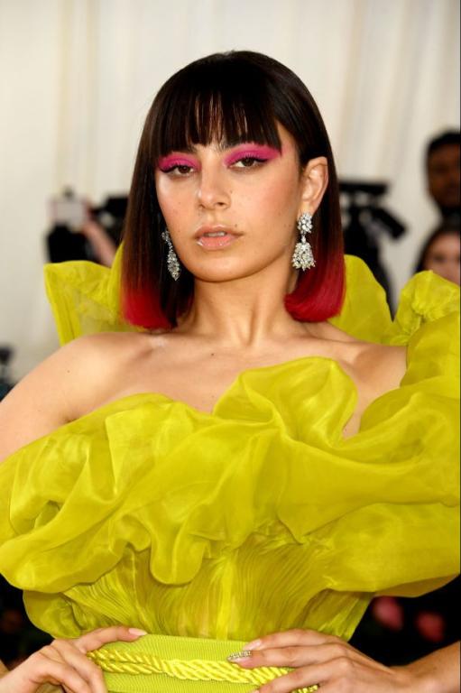 قصة الكاريه مع الغرة العريضة من Charli XCX