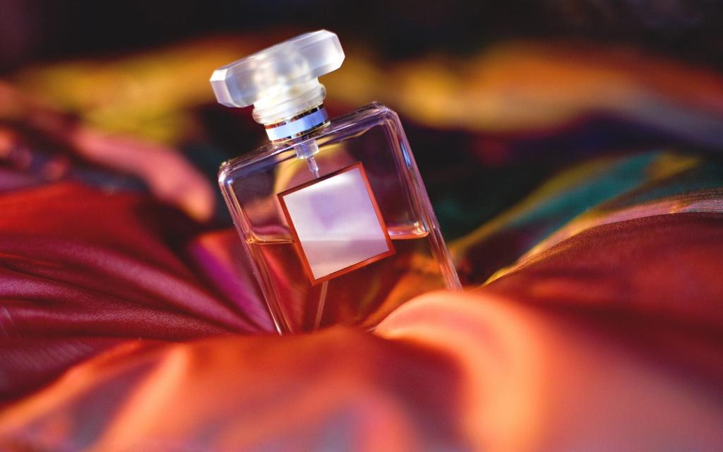 تطبيق العطر من دون فركه