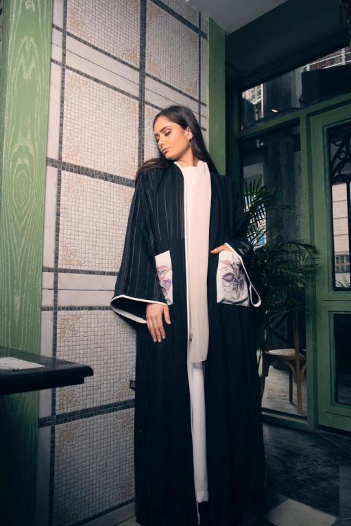 من تصميمات المصممة الكويتية أماني بنت بو علي التي تكشف لنا مشاركتها في معرض "أنا عربية"