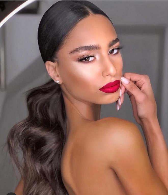 تسريحة ذيل الحصان المنخفضة المموجة
