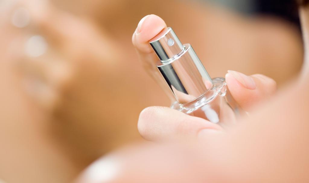 رش العطر في النقاط المناسب في الجسم