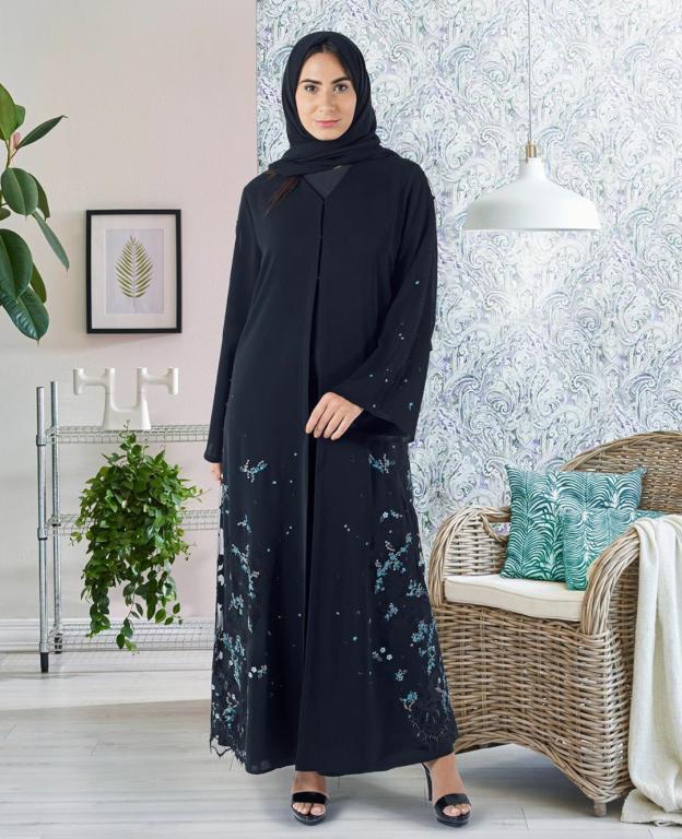 عبايات بأطراف مطرزة