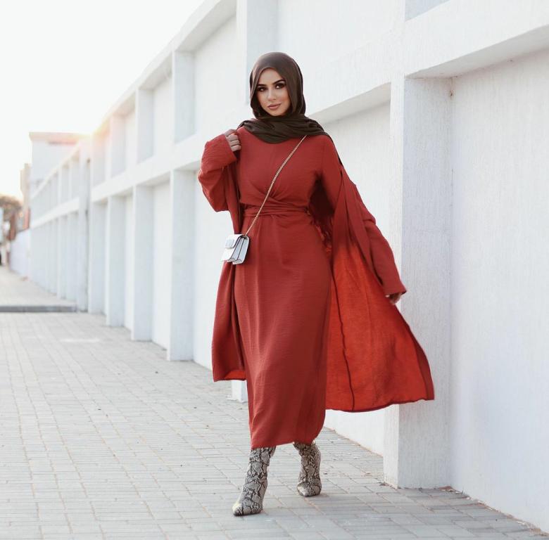 فساتين مزينة بكشاكش حول الخصر