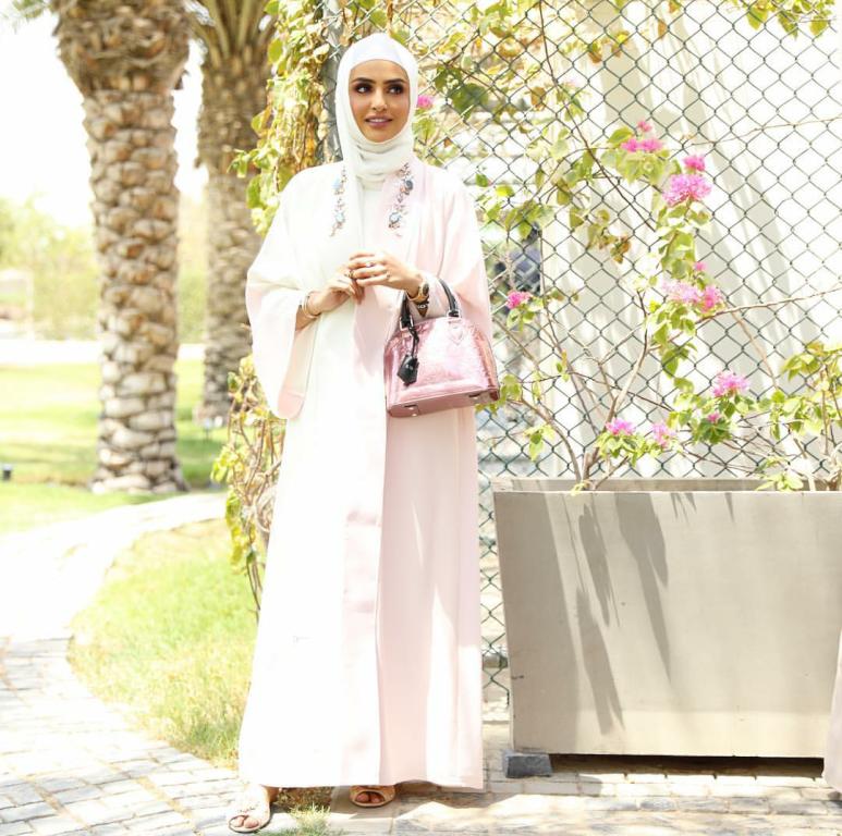 عبايات وردية للسهرة