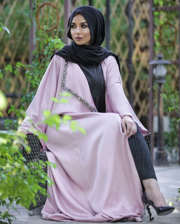 عبايات وردية مع أزياء سوداء