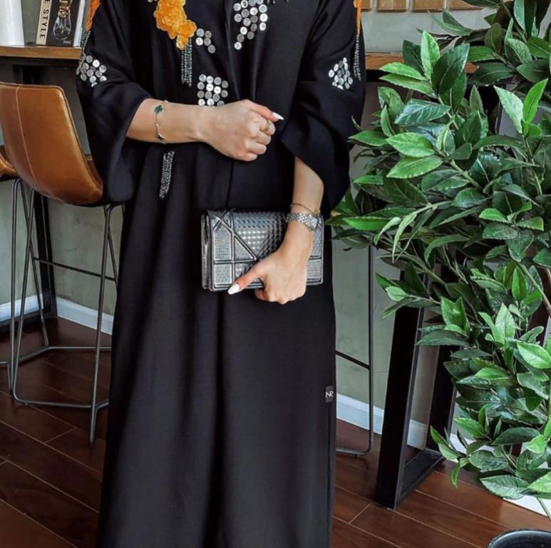 عبايات سوداء بتطريز ناعم