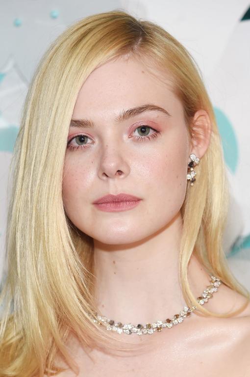 الأصفر اللامع من Elle Fanning
