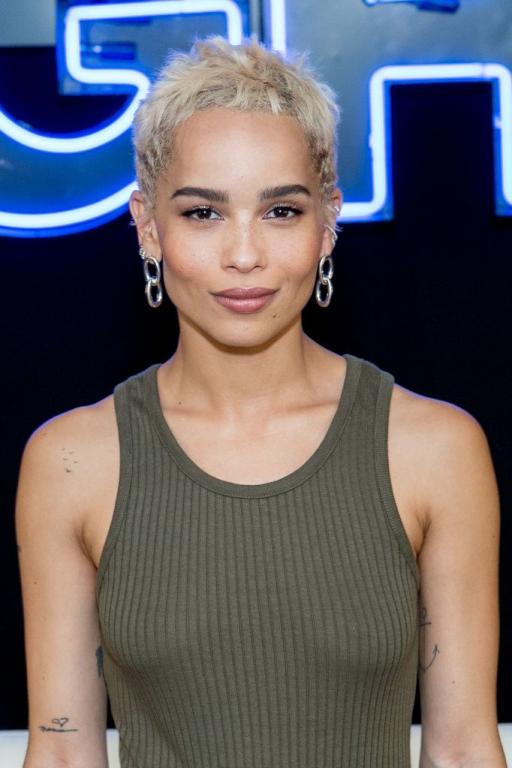 الشعر الأشقر البلاتينيوم القصير من Zoe Kravitz