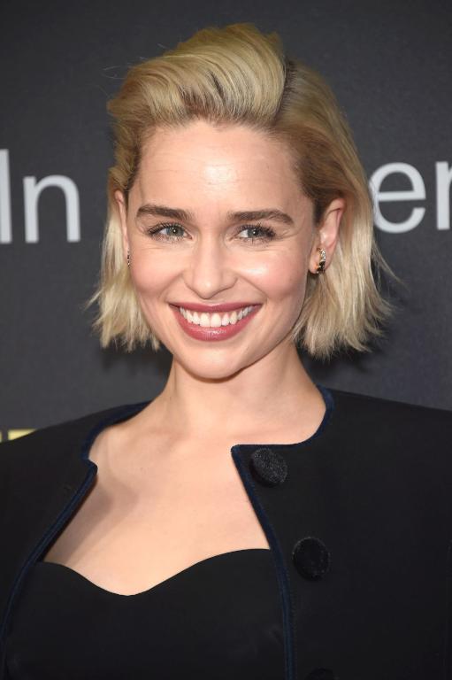 الشعر الأشقر مع الجذور الداكنة على طريقة Emilia Clarke