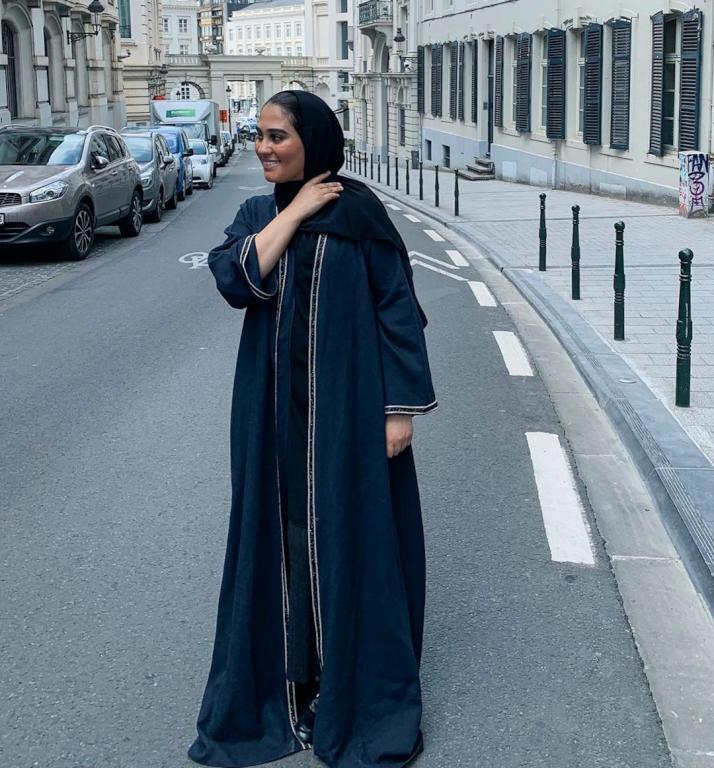 عبايات سوداء مخططة من إنستقرام الفاشينيستا