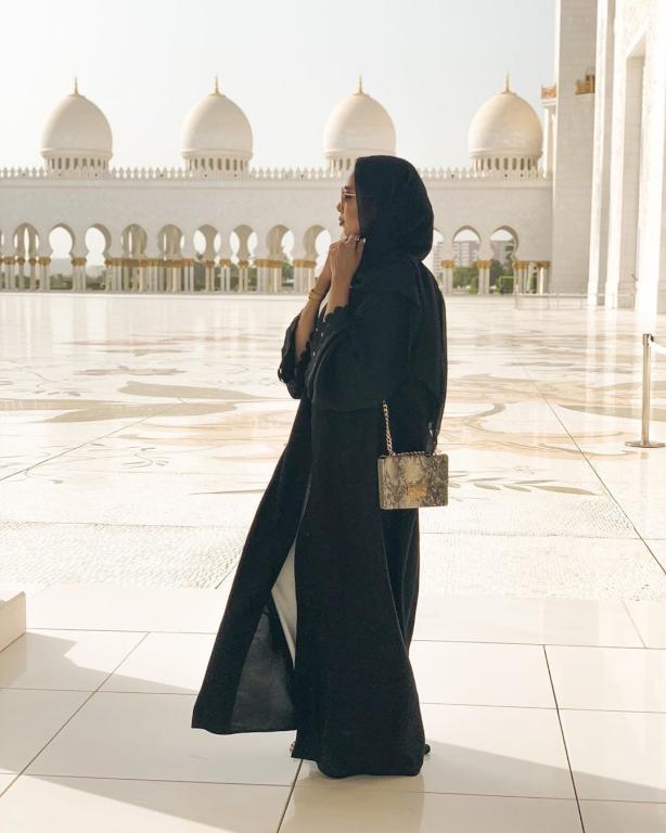 عبايات سوداء ناعمة