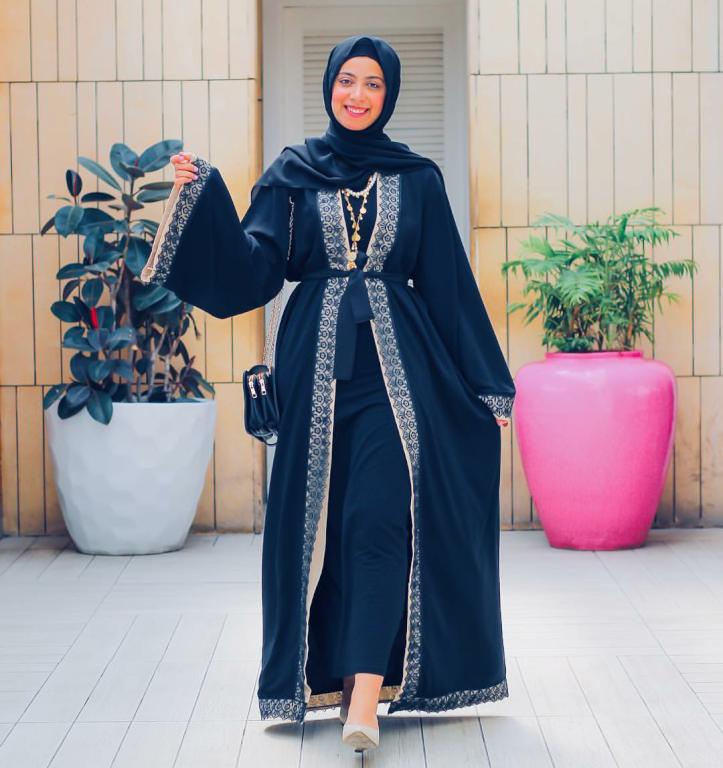 عبايات سوداء مزينة بالدانتيل