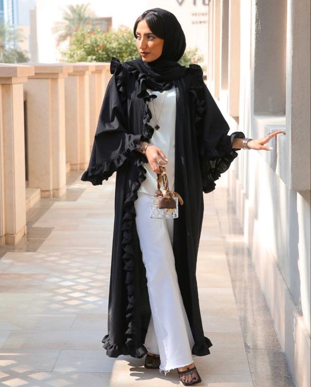 عبايات سوداء بأكمام الجرس