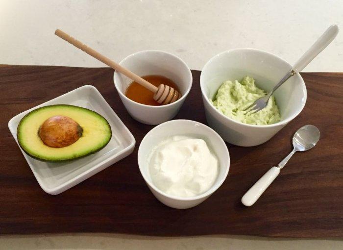 خليط والأفوكادو والزبادي