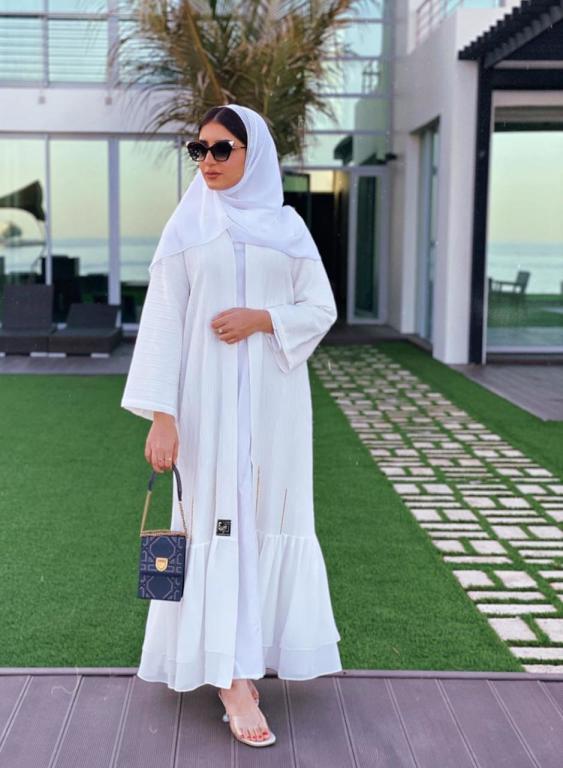 عبايات باللون الأبيض