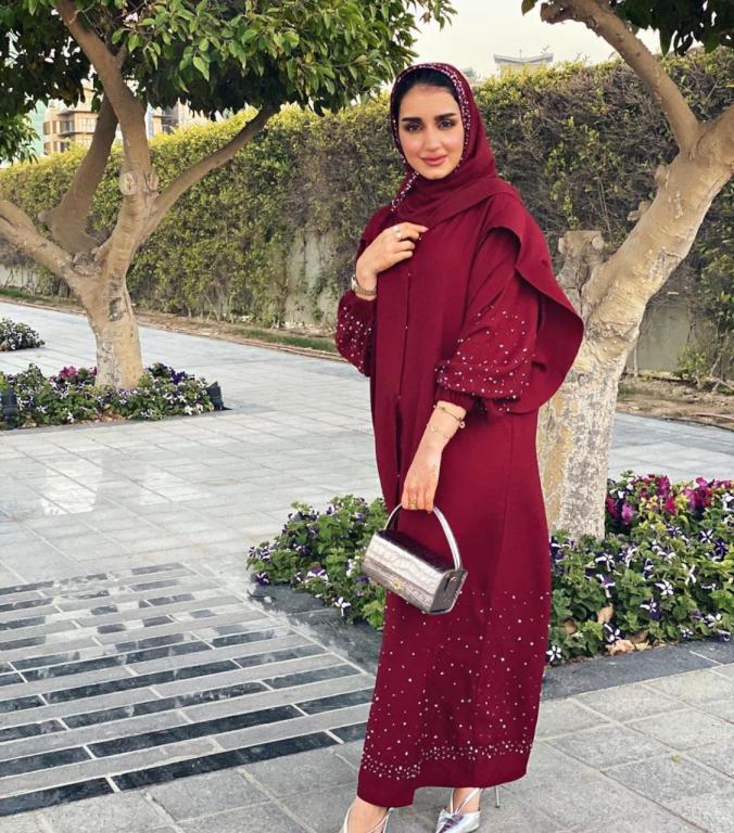 عبايات مذهلة باللون الأحمر