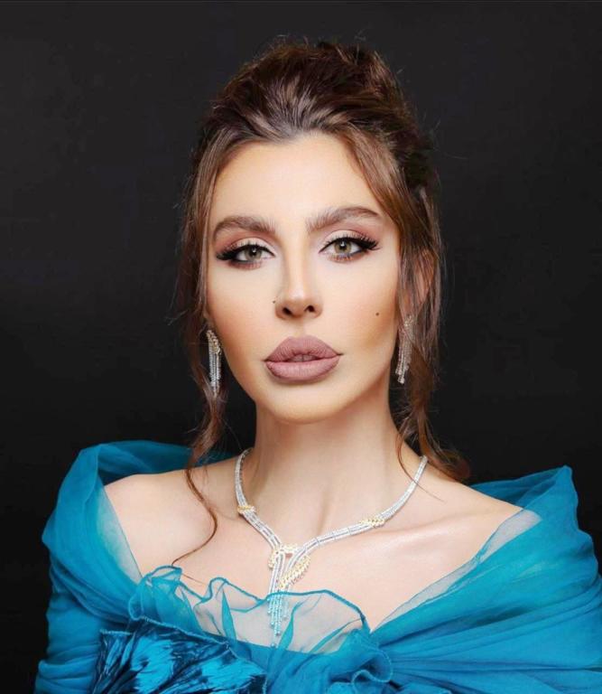 إطلالات تجمع المجوهرات الفضية والذهبية