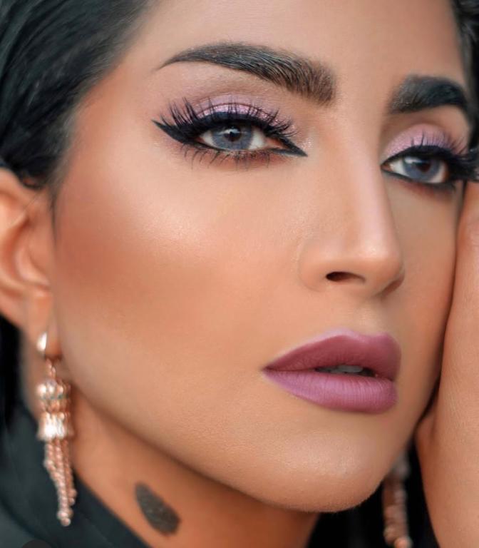 مكياج أرجواني لامع