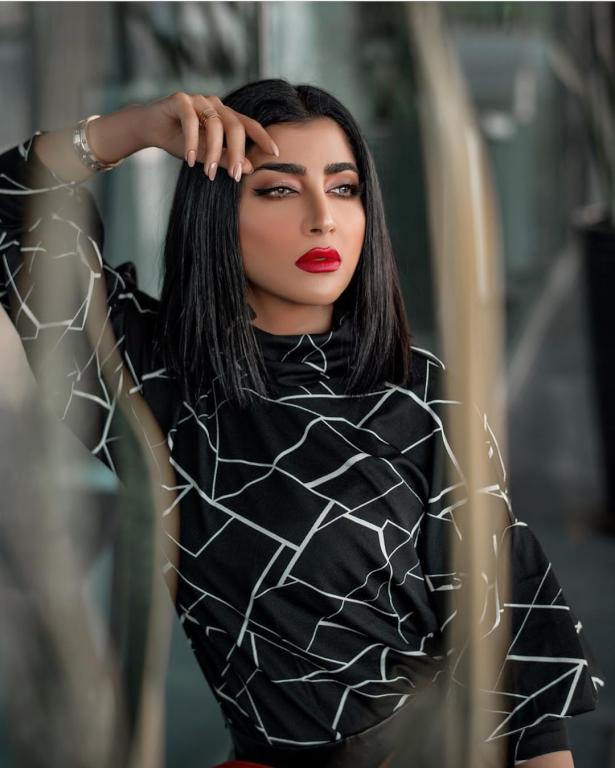 مكياج عيون هادئ مع أحمر شفاه صارخ
