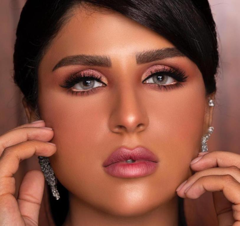 إطلالات بقلم الروج الزهري