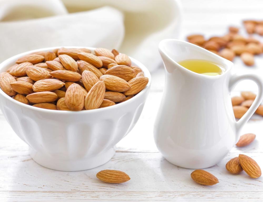 زيت اللوز للبشرة