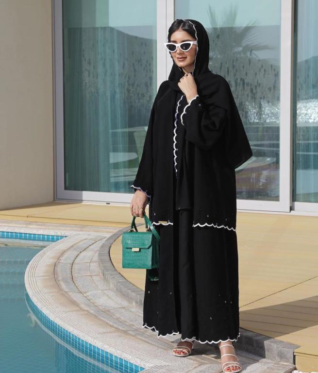 عبايات سوداء مزيّنة بالفصوص البيضاء