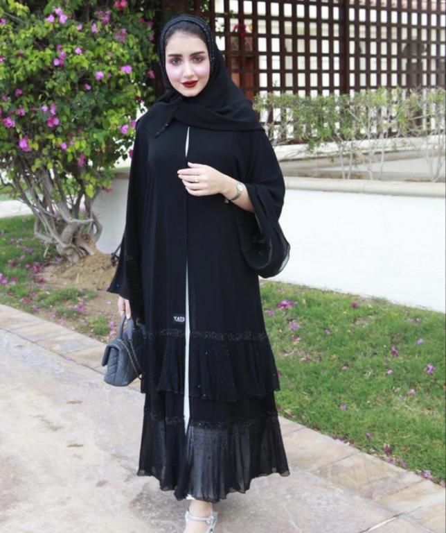 العبايات السوداء المميزة
