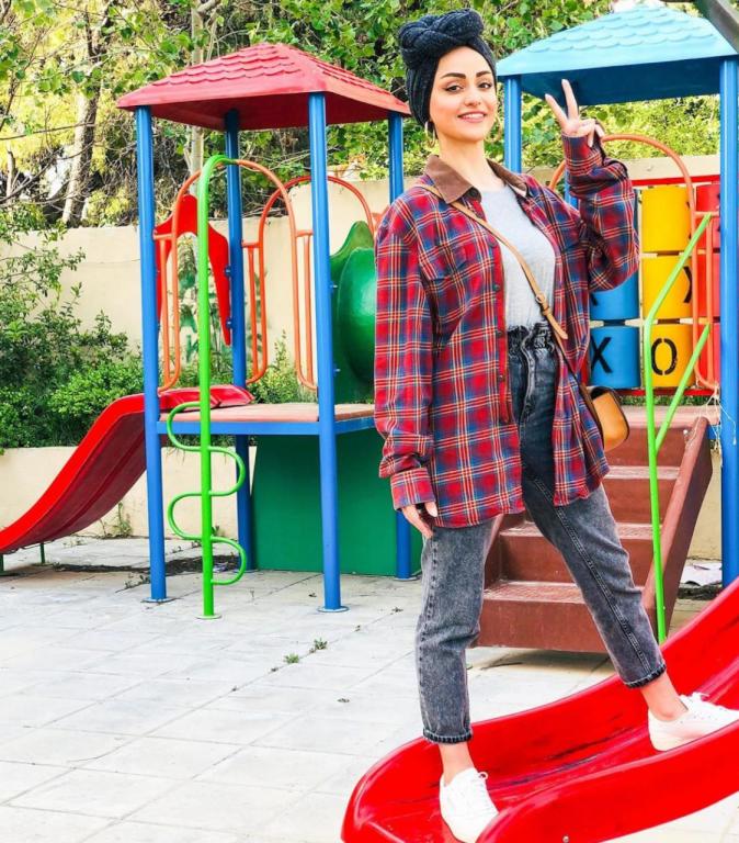  إطلالات الجينز واللون الأسود