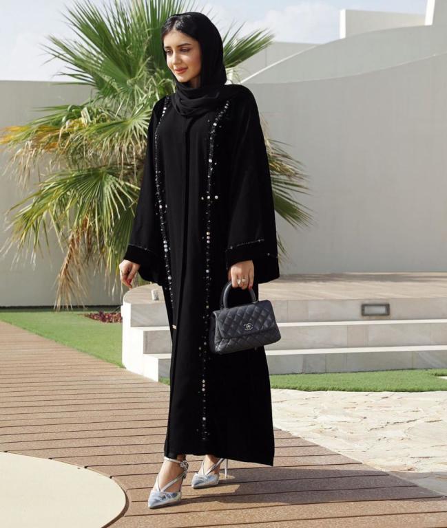 العبايات السوداء