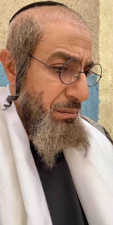 يلعب دور الحاخام