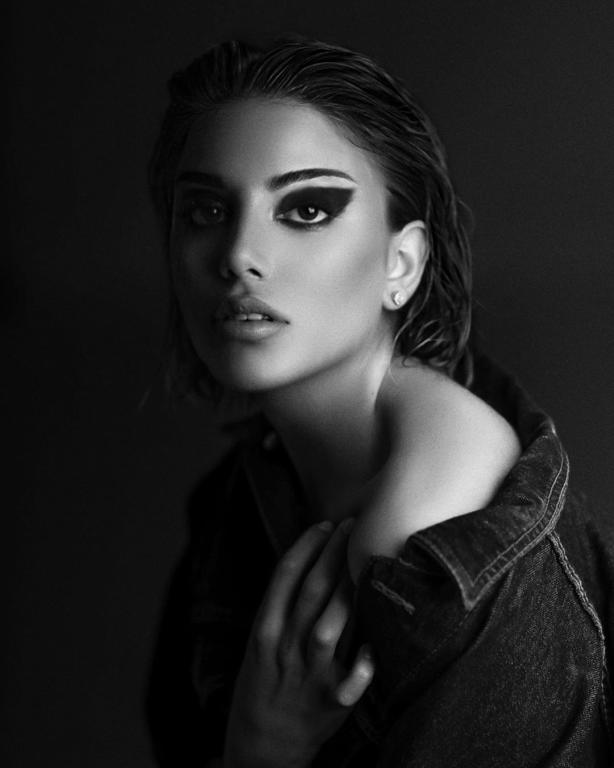 مكياج أسود صارخ بأسلوب عين القطة