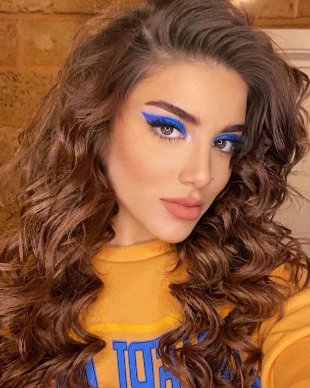 مكياج عيون أزرق صارخ