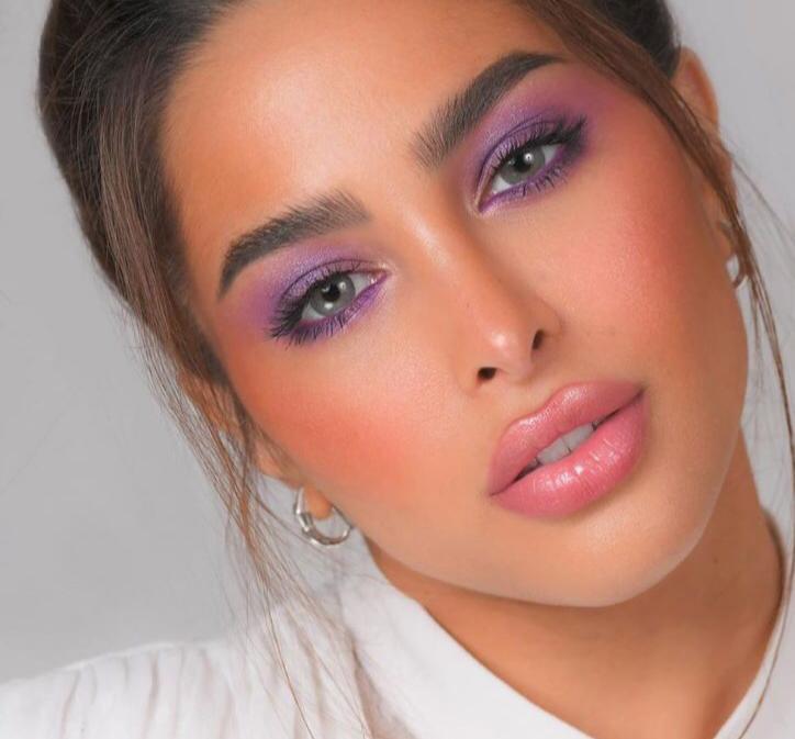 مكياج أنثوي بالكحل الملون من فوز الفهد