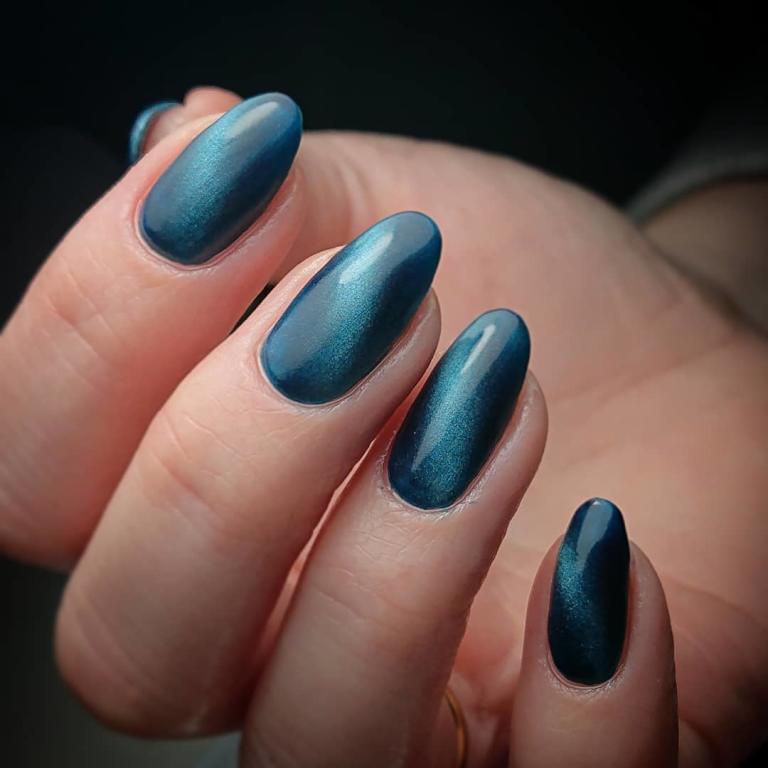 أظافر عيون القطة باللون الأزرق المعدني