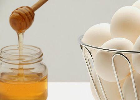 قناع صفار البيض والعسل وزيت اللوز لحب الشباب