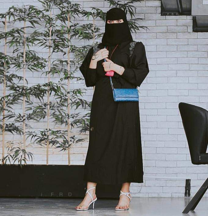 عباية مزينة بفصوص