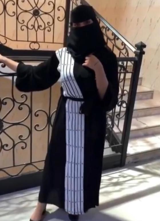 عباية مزينة بالأبيض