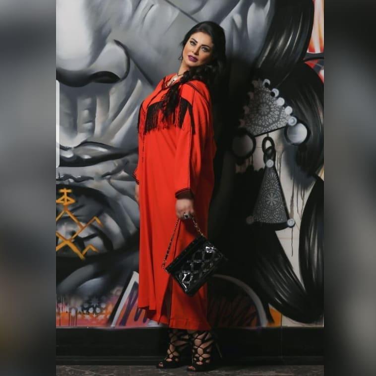 جلابية باللون البرتقالي