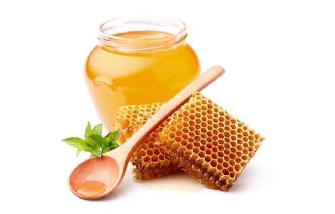العسل واللوز لتقشير وتنظيف البشرة الدهنية